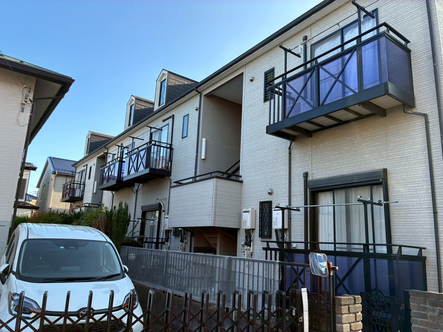 戸田市で棟板金が外れた賃貸アパートを点検！外壁の反りや階段の塗装剥がれを発見